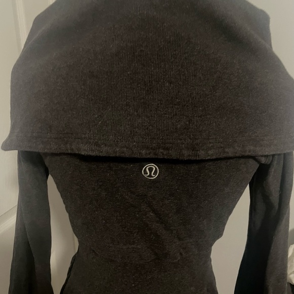 Lululemon Over the Top jacket, size 4 - Picture 5 of 5